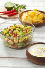 Guacamole e molho de iogurte com chips de mandioquinha
