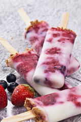Picolé de iogurte com frutas vermelhas