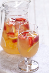 Sangria de laranja, limão siciliano e morangos orgânicos