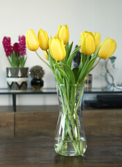 Bouquet de tulipes jaunes dans un intérieur