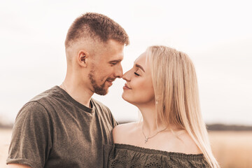 Obraz premium A young couple, a man and a woman look at each other with love in the summer in nature