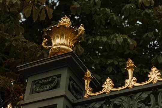 Cup decoration of the lattice of the palace fence royal
