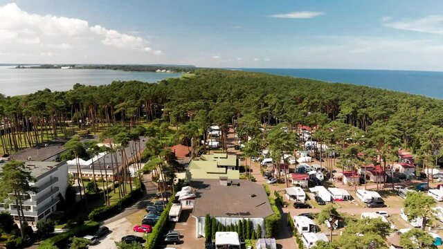 Dziwn&oacute;wek nad morzem Bałtyckim w Polsce - widok z drona