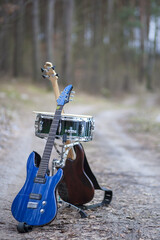 Instrumenty muzyczne na leśnej drodze