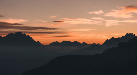 Romantischer Sonnenuntergang in den italienischen Alpen
