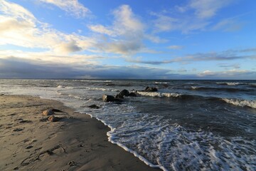 Fototapeta na wymiar Strand mit Wellen an der Ostsee