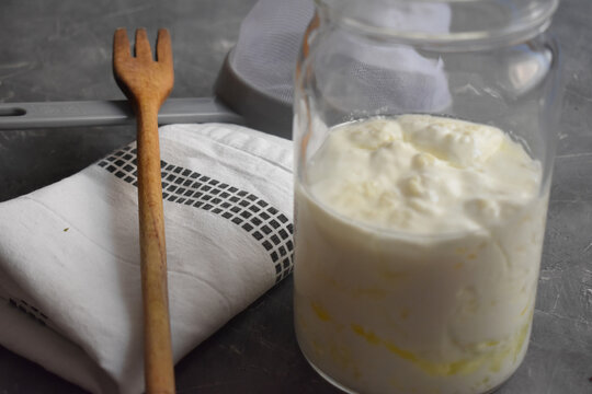 K&eacute;fir casero hecho con leche de vaca 