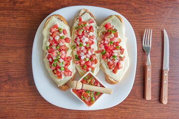 Molletes, típica comida mexicana con salsa pico de gallo, frijoles y queso manchego para el desayuno o comida.