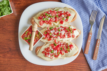 Molletes, típica comida mexicana con salsa pico de gallo, frijoles y queso manchego para el desayuno o comida.
