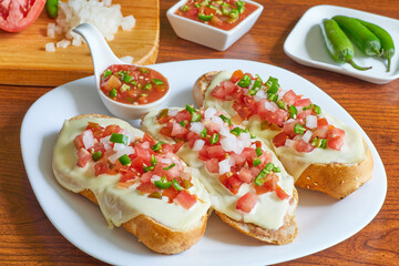 Molletes, típica comida mexicana con salsa pico de gallo, frijoles y queso manchego para el desayuno o comida.
