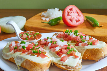 Molletes, típica comida mexicana con salsa pico de gallo, frijoles y queso manchego para el desayuno o comida.