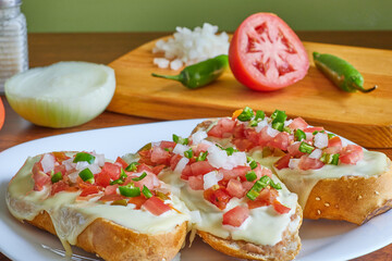 Molletes, típica comida mexicana con salsa pico de gallo, frijoles y queso manchego para el desayuno o comida.