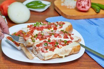 Molletes, típica comida mexicana con salsa pico de gallo, frijoles y queso manchego para el desayuno o comida.