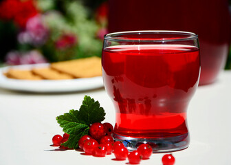 Zdrowy napój z czerwonych owoców, sok z czerwonych porzeczek, napój z czerwonych porzeczek, red fruit drink, redcurrant compote	