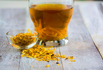 herbata ziołowa, herbal tea, suszone zioła, suszone płatki nagietka, dried marigold petals © kateej