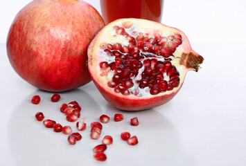 owoc granat, grenade, pomegranate with juicy seeds