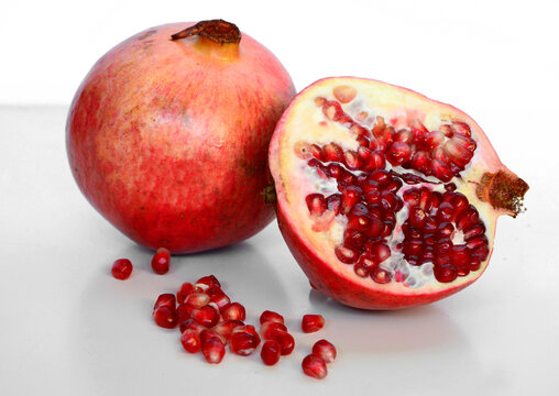 owoc granat, grenade, pomegranate with juicy seeds	