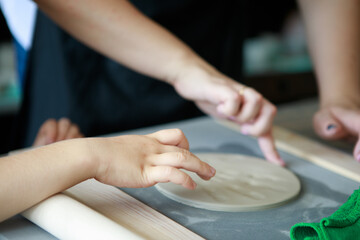 Master class on sculpting dishes (plates, cups) from clay.