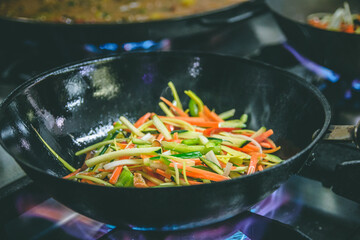 Preparación de parrillada de verduras en sartén.