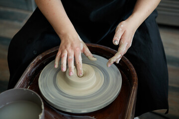 Master class on sculpting dishes (plates, cups) from clay.
