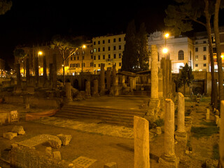 Ancient ruins in the center of Rome at night.