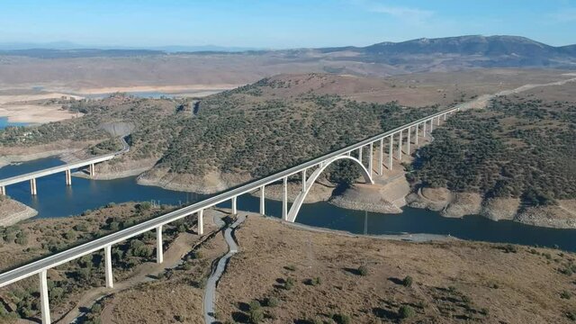 Carrera lanchas bajo viaducto