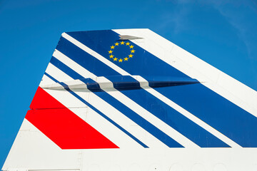 Vue d'une aille d'avion de ligne avec le symbole Européen. 