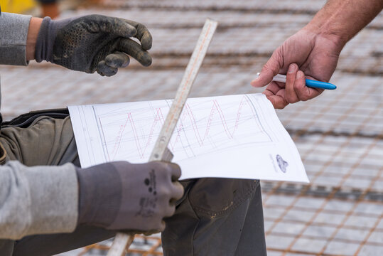 Bauarbeiter mit Bauplan - Detail