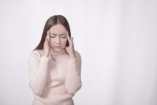 Mujer joven con migra&ntilde;a