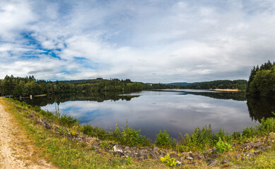 Fototapeta premium Ambrugeat (Corrèze, France) - Vue panoramique du lac de Sèchemaille