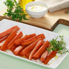 Cenoura org&acirc;nica Assada com molho de iogurte e ervas
