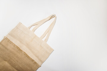 Bolso de mano marrón hecho a mano sobre un fondo blanco. Tote bag orgánica y artesanal