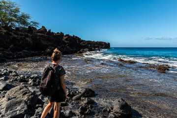 Fototapeta premium Female Hiker on Kanaio Beach And La Perouse Bay, Makena-La Perouse State Park, Maui, Hawaii, USA