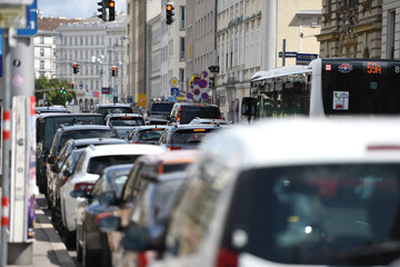 Verkehrsstau vor einer Ampel in der Wienzeile in Wien, Österreich, Europa