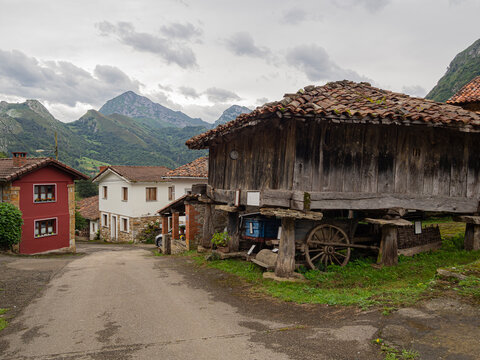 Vistas del pueblo de Cazo, con un h&oacute;rreo antiguo y casas de colores, al fondo las monta&ntilde;as en un paisaje espectacular y sostenible en Cantabria, Espa&ntilde;a, verano de 2020