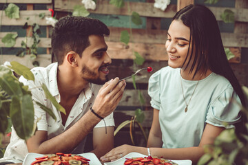 pareja de jovenes disfrutando una tarde de comida en un restaurante  rustico