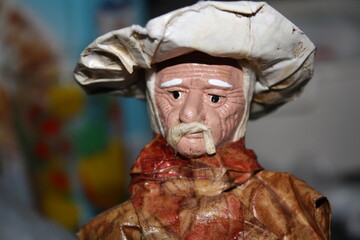 Viejito - figurilla de cerámica - artesanía - viejito con sombrero - persona senil - viejito de papel con sombrero - viejito con sombrero