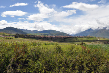 Obraz premium paisaje de montaña peru cielo cubierto de nubes pastizales 