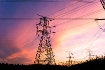 Fototapeta premium A silhouette of an electric tower against a beautiful sunset background