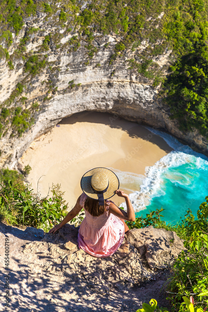 Wall mural woman at kelingking beach in nusa penida