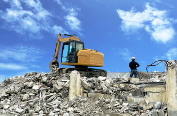 ショベルカーの活躍する解体工事現場の画像