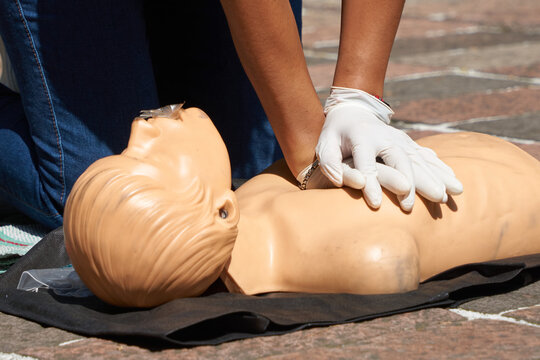 Clase de primeros auxilios ense&ntilde;ando resucitaci&oacute;n y respiraci&oacute;n boca a boca con un maniqui (rcp)