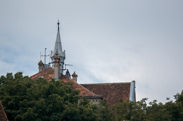 Wieża kościelna katedra na tle nieba i roślinności