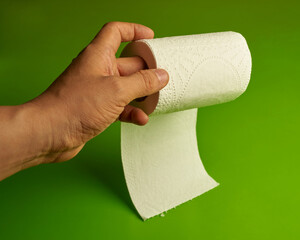 mano sosteniendo rollo de papel higienico