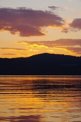 さざ波打つ夜明けの湖。日本の北海道の屈斜路湖で。