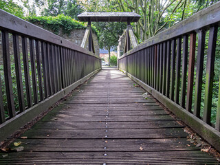 Fototapeta na wymiar Small wooden bridge in the park