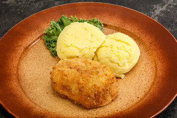 Crispy chicken cutlet with mashed potato