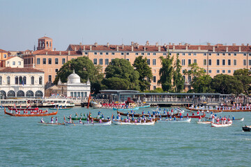 Venezia. Vari tipi di barche in attesa della regata