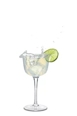 Foto op Plexiglas Glas smakelijke margarita cocktail met spatten op witte achtergrond © Pixel-Shot