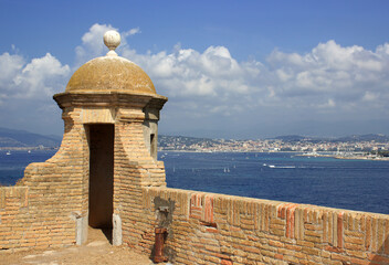 Echauguette de surveillance sur le fort de l'Ile Sainte Marguerite qui surveille la baie de Cannes...